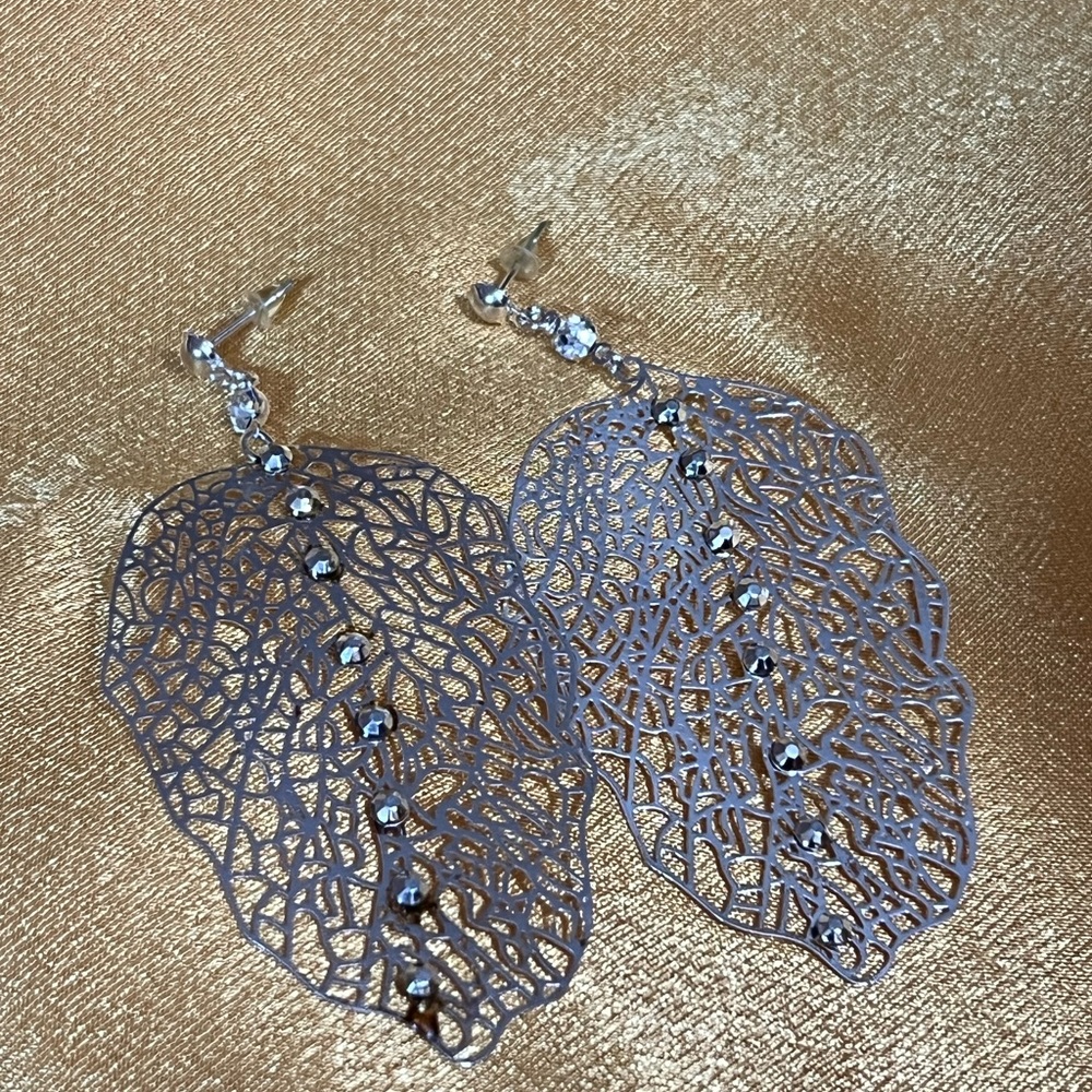 🌷 GENTLE Leaf Dangling Earrings NWT